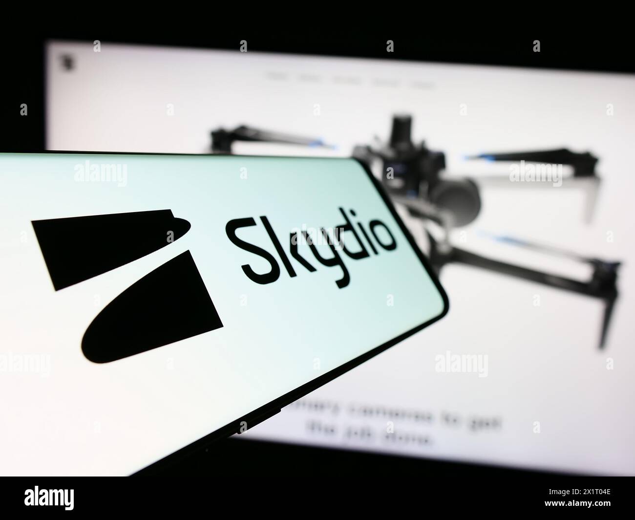Telefono cellulare con logo della società americana di produzione di droni Skydio Inc. Davanti al sito Web aziendale. Mettere a fuoco la parte centrale sinistra del display del telefono. Foto Stock