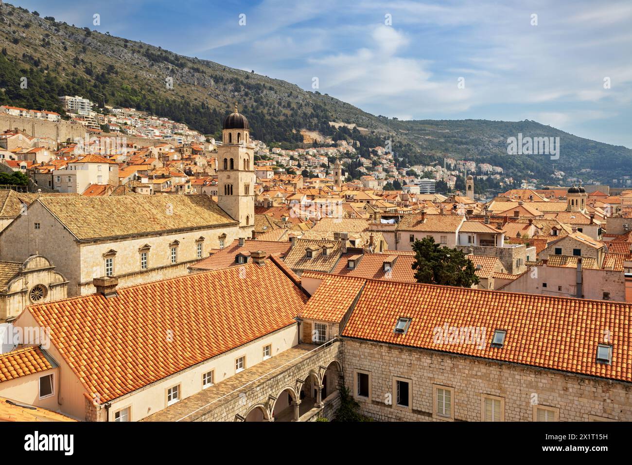 Vista della città vecchia di Dubrovnik dalle mura della città Foto Stock