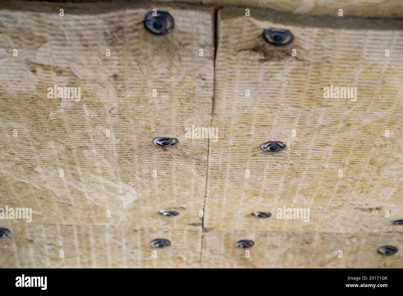 Pannelli isolanti in lana minerale, incollati al soffitto. Foto Stock