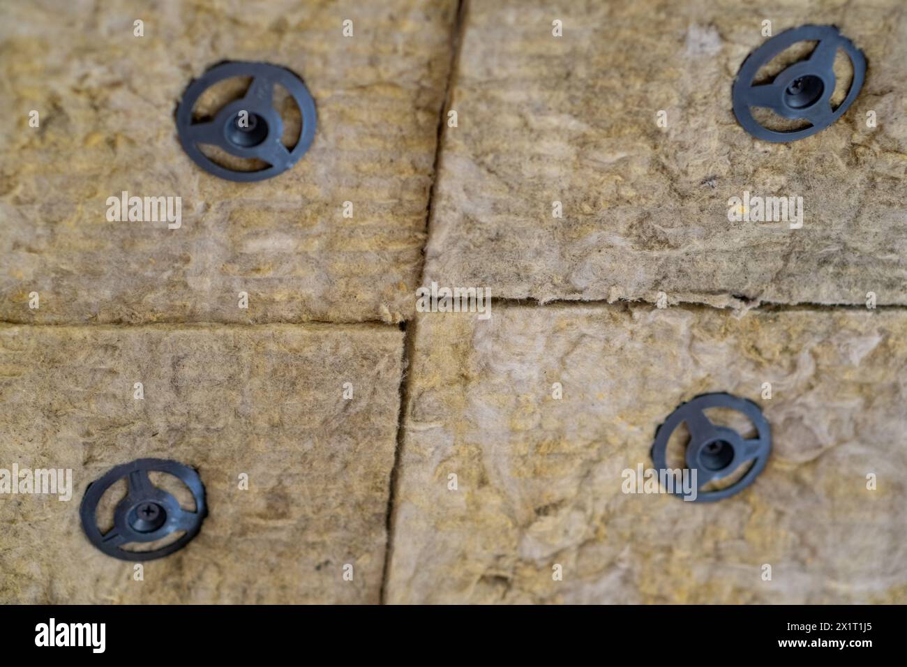 Pannelli isolanti in lana minerale, incollati al soffitto. Foto Stock
