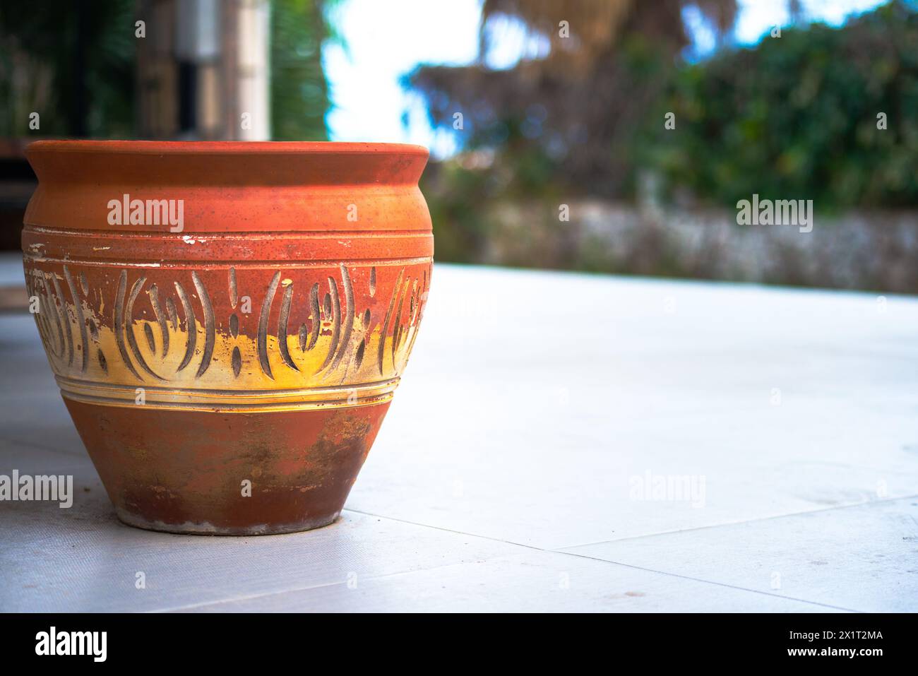 Valorizza il tuo arredamento con l'eleganza della terra racchiusa in un grande vaso in ceramica, per aggiungere un tocco di eleganza ai tuoi interni. Foto Stock Valorizza il tuo arredamento con l'eleganza della terra racchiusa in un grande vaso in ceramica, per aggiungere un tocco di eleganza ai tuoi interni. Foto Stock