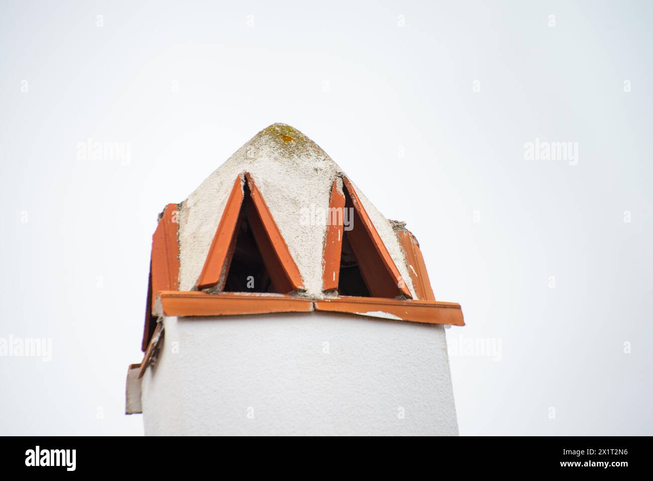 Un camino solitario si erge da solo, una sentinella silenziosa in mezzo alla solitudine dei suoi dintorni. Foto Stock