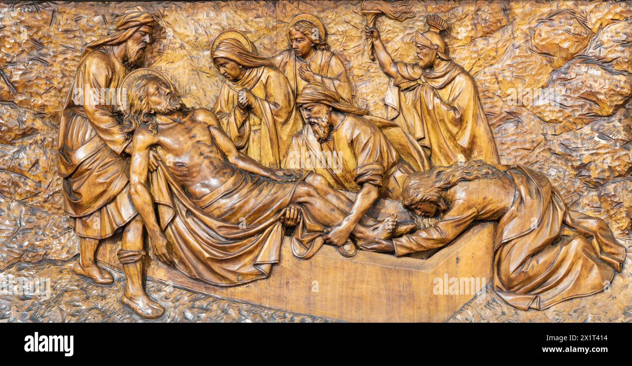 MILANO, ITALIA - 5 MARZO 2024: Il dettaglio scolpito della sepoltura di Gesù nella chiesa di San Camillo di Annibale Pagnoni (1900). Foto Stock