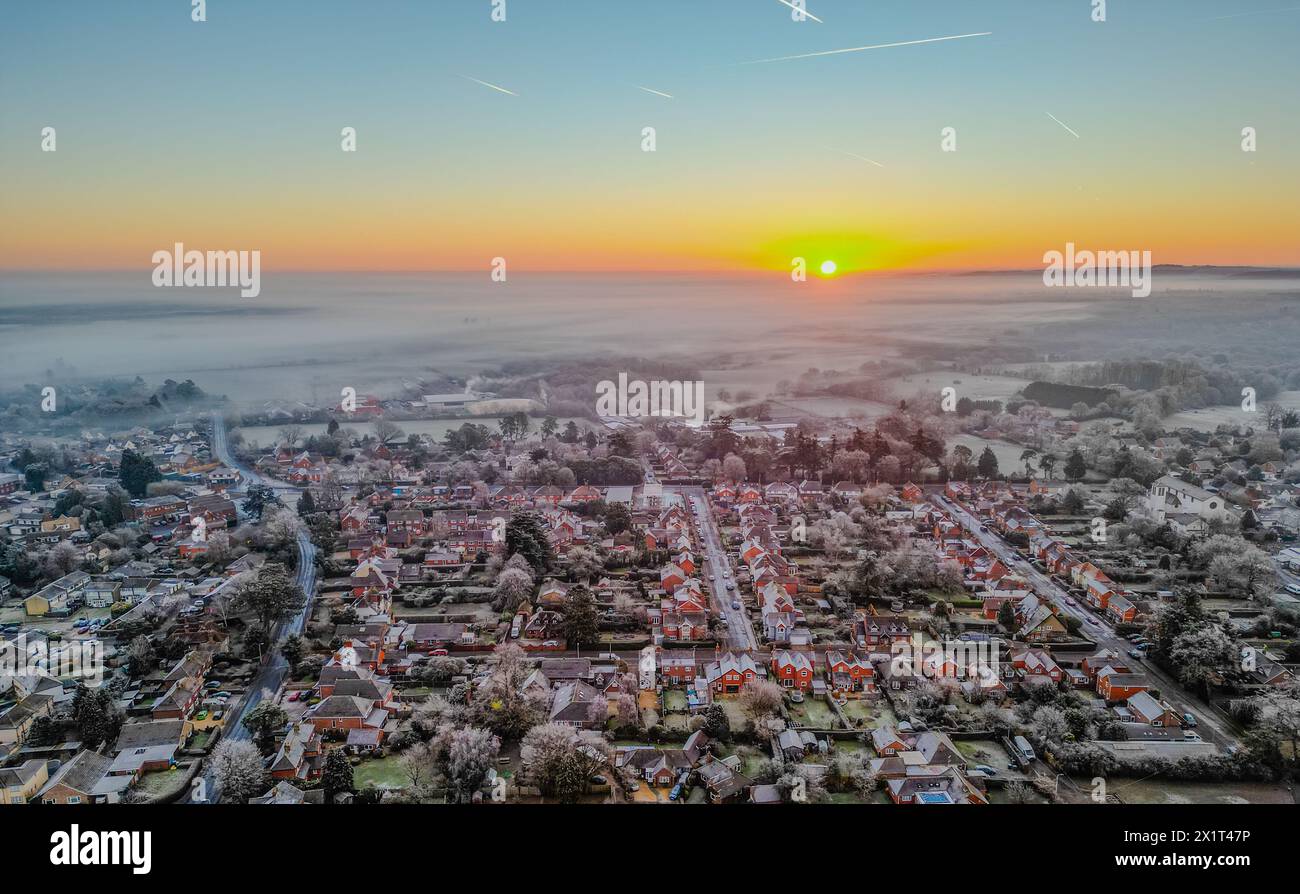 Drone, aereo di un paesaggio ventoso alba su campi ghiacciati e case a Wash Common, Berkshire, Inghilterra, Regno Unito Foto Stock