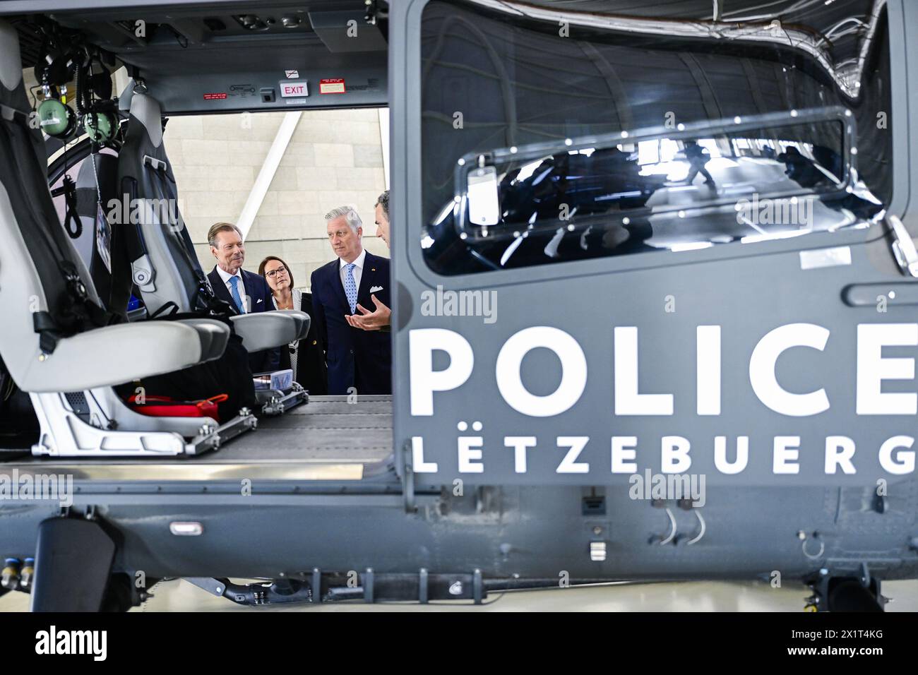 Melsbroek, Belgio. 18 aprile 2024. Il Granduca Enrico di Lussemburgo, il ministro della difesa lussemburghese Yuriko Backes e il re Philippe - Filip del Belgio, nella foto durante una visita all'aeroporto militare di Melsbroek, il terzo e ultimo giorno della visita ufficiale di Stato della coppia reale lussemburghese in Belgio, giovedì 18 aprile 2024, a Bruxelles. BELGA PHOTO LAURIE DIEFFEMBACQ credito: Belga News Agency/Alamy Live News Foto Stock