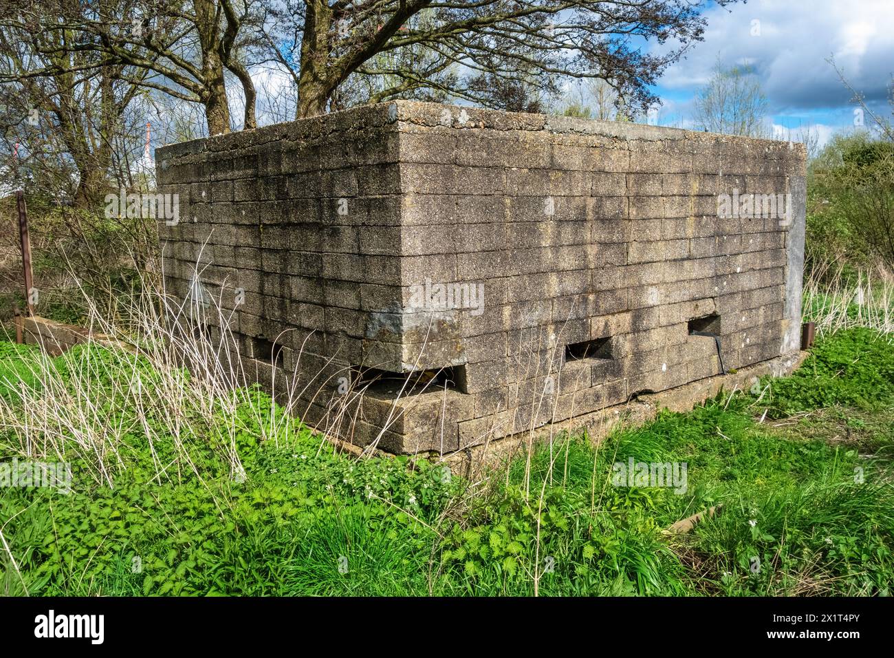 Concrete Pillbox della seconda guerra mondiale vicino all'Ashford Designer Outlet Kent Foto Stock