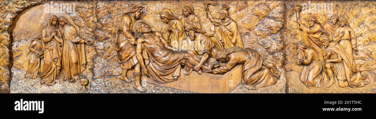 MILANO, ITALIA - 5 MARZO 2024: Il rilievo scolpito sepoltura di Gesù nella chiesa di San Camillo di Annibale Pagnoni (1900). Foto Stock