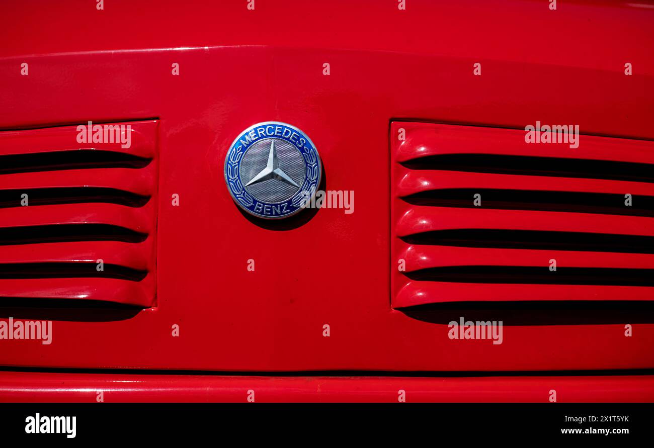 Minsk, Bielorussia, 18 aprile 2024 - primo piano logo Mercedes benz su auto rossa retrò. dettaglio tedesco auto Foto Stock