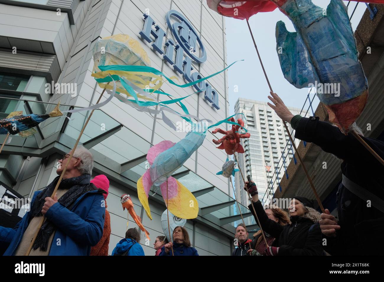 Ocean Rebellion (OR) organizza un concerto di protesta contro una cima mineraria in alto mare all'Hilton di Canary Wharf, evidenziando i suoi effetti dannosi sulla vita marina. Si ritiene che l'estrazione di «noduli di manganese» dai fondali marini per l'uso nelle tecnologie verdi provochi notevoli danni ambientali. Si schiaccia il fondale marino della vita, rilascia pennacchi di sedimenti e crea rumore che disorienta gli animali marini. L'inquinamento acustico causato dalle miniere d'altura è centinaia di volte più forte di un lancio di razzi spaziali. Una licenza di estrazione mineraria in acque profonde avrebbe tolto un fondo marino di un terzo delle dimensioni di Belgiu Foto Stock