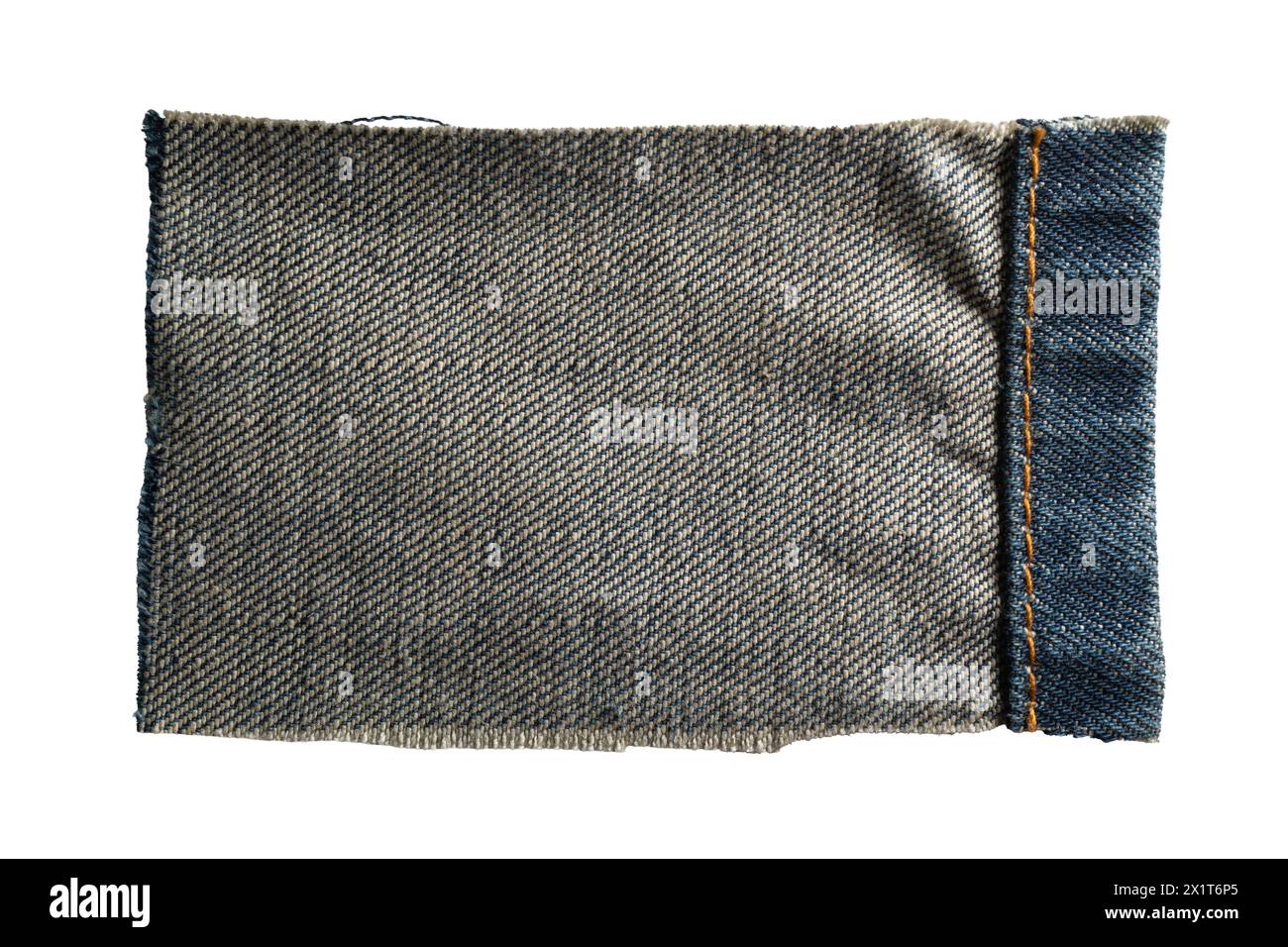 Un pezzo di tessuto jeans stracciato su sfondo bianco con percorso di ritaglio Foto Stock