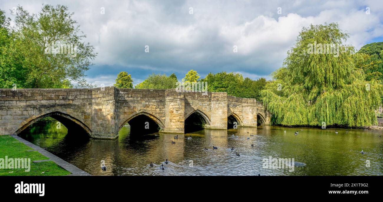 Il ponte medievale in pietra sul fiume Wye a Bakewell. Foto Stock