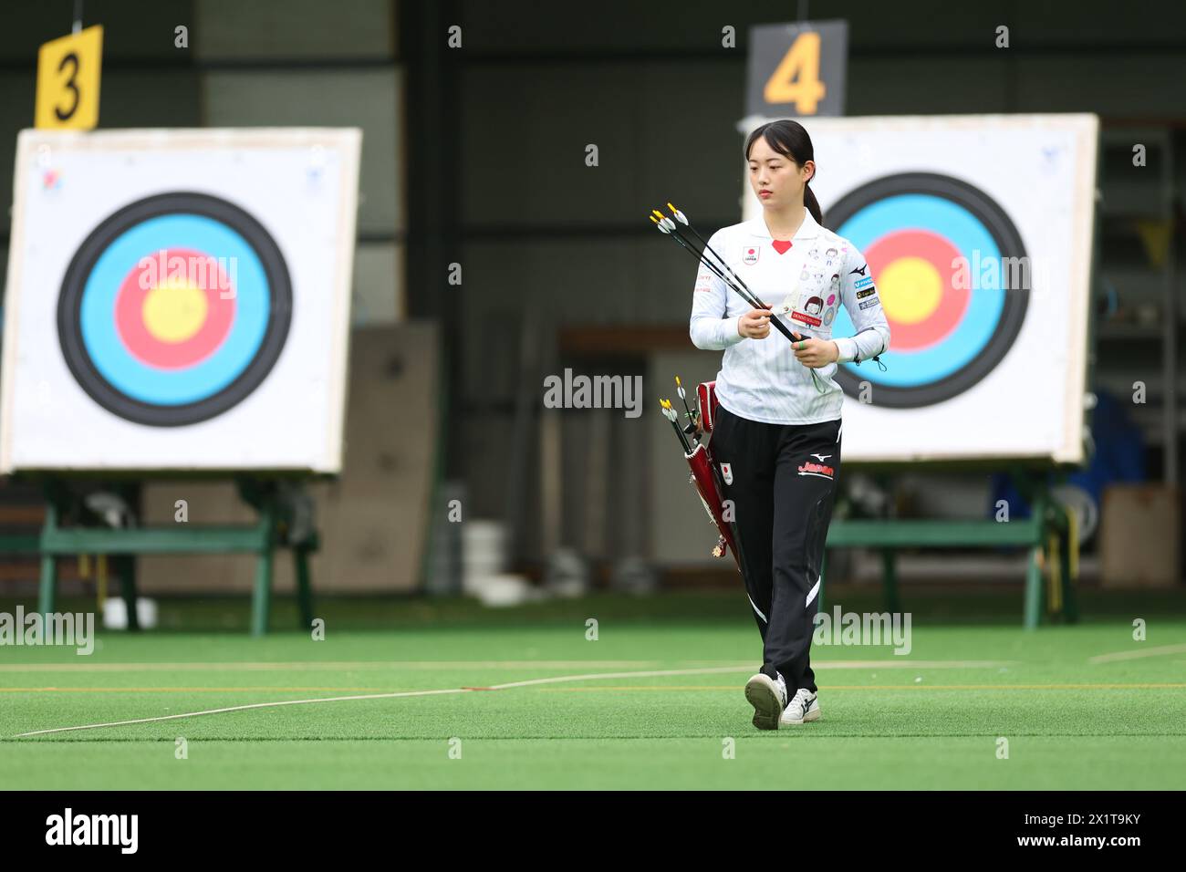 Ajinomoto National Training Center Archery Field, Tokyo, Giappone. 18 aprile 2024. Waka Sonoda (JPN), 18 APRILE 2024 - Tiro con l'arco: Japan National Team Training per i Giochi Olimpici di Parigi 2024 presso Ajinomoto National Training Center Archery Field, Tokyo, Giappone. Crediti: Naoki Morita/AFLO SPORT/Alamy Live News Foto Stock