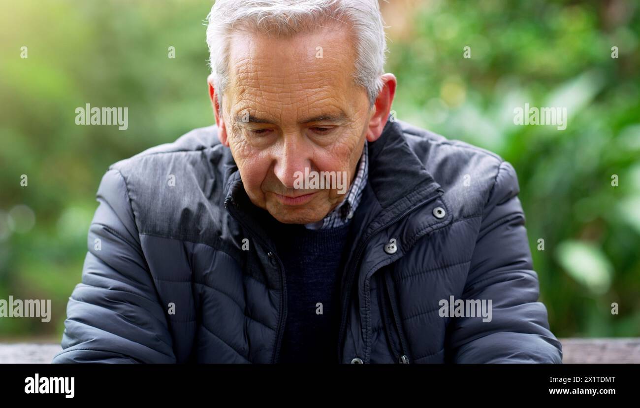Pensare, triste e anziano al parco per riflettere, preoccuparsi o pianificare il futuro in natura. Depressione, pensionamento e persona in giardino all'aperto per decisione Foto Stock