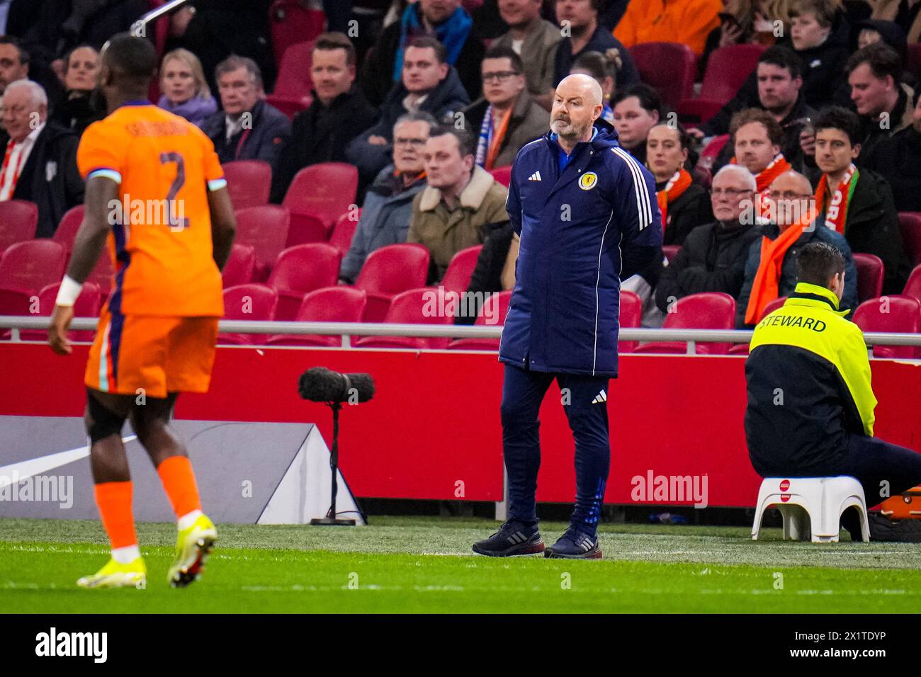 AMSTERDAM, PAESI BASSI - 22 MARZO: L'allenatore scozzese Steve Clarke guarda durante l'amichevole tra Paesi Bassi e Scozia a Johan Cruyf Foto Stock