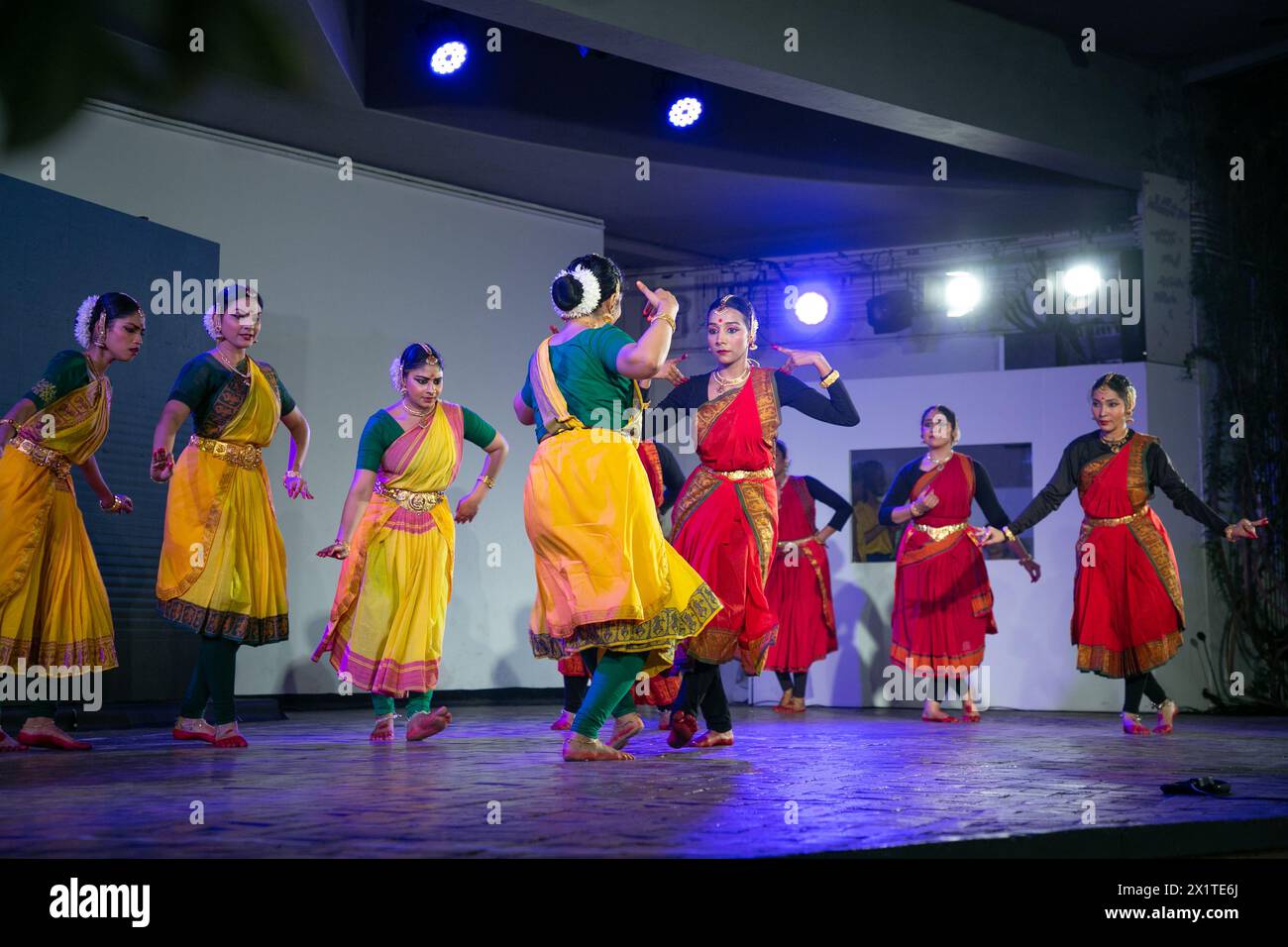 NUOVA DELHI, INDIA - 13 APRILE: Gli artisti si esibiscono durante un evento intitolato "Experience the Experiment", la fusione del ritmo della danza classica indiana con l'arte del calcio brasiliano al Triveni Kala Sangam, il 13 aprile 2024 a nuova Delhi, India. L'evento è stato ispirato dalla leggendaria storia calcistica del Brasile e si è ispirato a brevi video che catturano i momenti migliori di FIFA 2023. (Foto di Raajessh Kashyap/Hindustan Times/Sipa USA ) Foto Stock