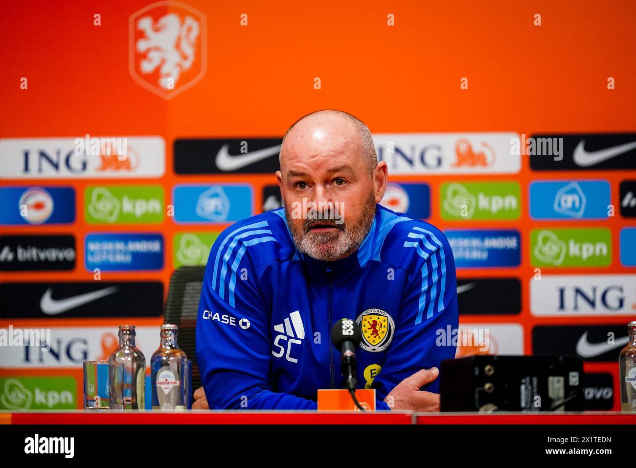 AMSTERDAM, PAESI BASSI - 22 MARZO: L'allenatore scozzese Steve Clarke partecipa a una conferenza stampa dopo l'amichevole tra Paesi Bassi e Scotla Foto Stock