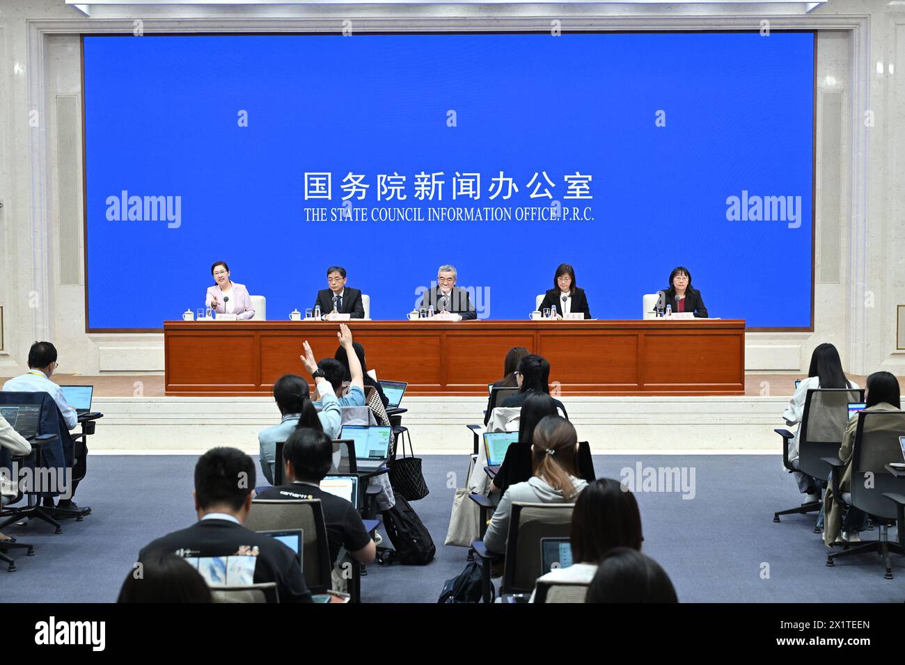 Pechino, Cina. 18 aprile 2024. Una conferenza stampa sui risultati finanziari della Cina e sui dati relativi alle entrate e ai pagamenti in valuta estera nel primo trimestre del 2024 è tenuta dall'Ufficio informazioni del Consiglio di Stato a Pechino, capitale della Cina, il 18 aprile 2024. PER ANDARE AVANTI CON "le partecipazioni estere di obbligazioni cinesi vedono un aumento netto di oltre 40 miliardi di USD" credito: Li Xin/Xinhua/Alamy Live News Foto Stock