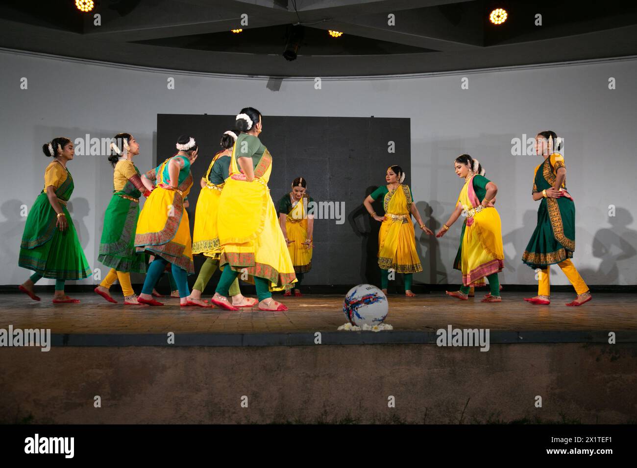 NUOVA DELHI, INDIA - 13 APRILE: Gli artisti si esibiscono durante un evento intitolato "Experience the Experiment", la fusione del ritmo della danza classica indiana con l'arte del calcio brasiliano al Triveni Kala Sangam, il 13 aprile 2024 a nuova Delhi, India. L'evento è stato ispirato dalla leggendaria storia calcistica del Brasile e si è ispirato a brevi video che catturano i momenti migliori di FIFA 2023. (Foto di Raajessh Kashyap/Hindustan Times/Sipa USA ) Foto Stock