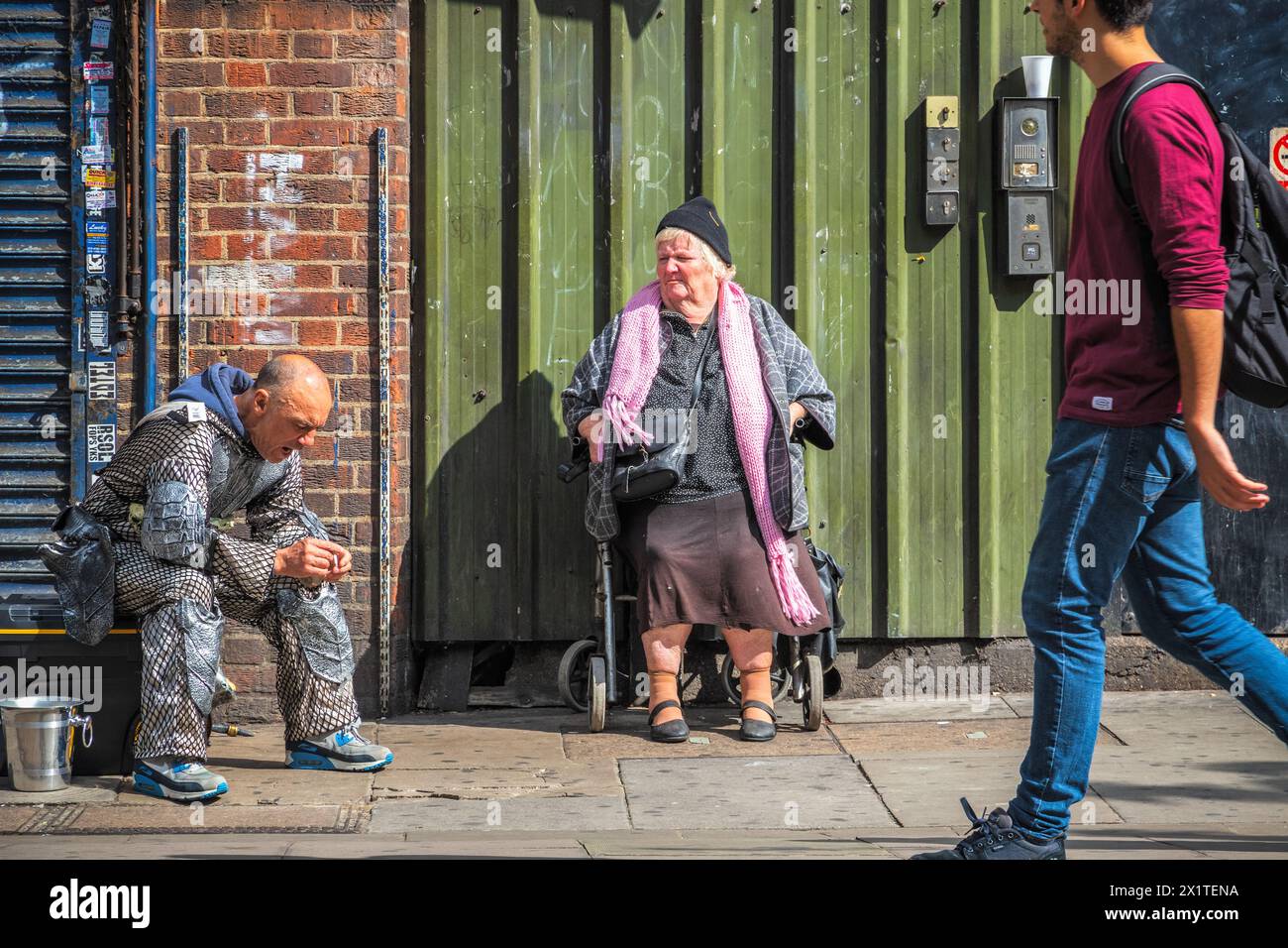 Londra, Regno Unito - 12 settembre 2023 - Una donna in sedia a rotelle intorno al mercato di Camden Street Foto Stock