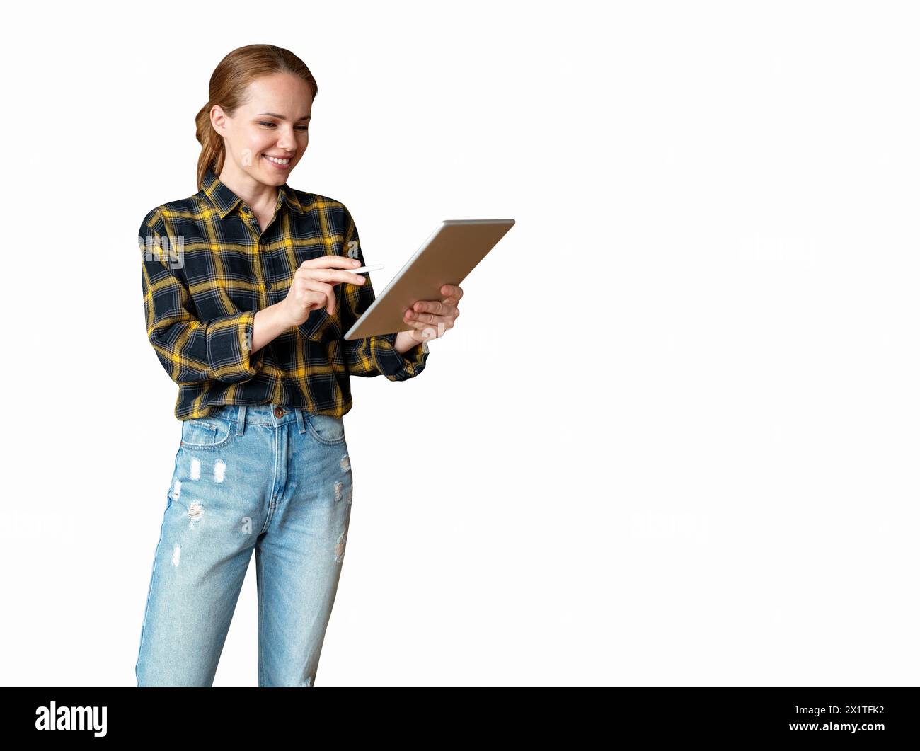 Gioiosa imprenditrice donna che lavora su un tablet digitale utilizzando lo stilo e sorridente. Start-up, e-commerce, immagine isolata di una donna d'affari che indossa casual Foto Stock