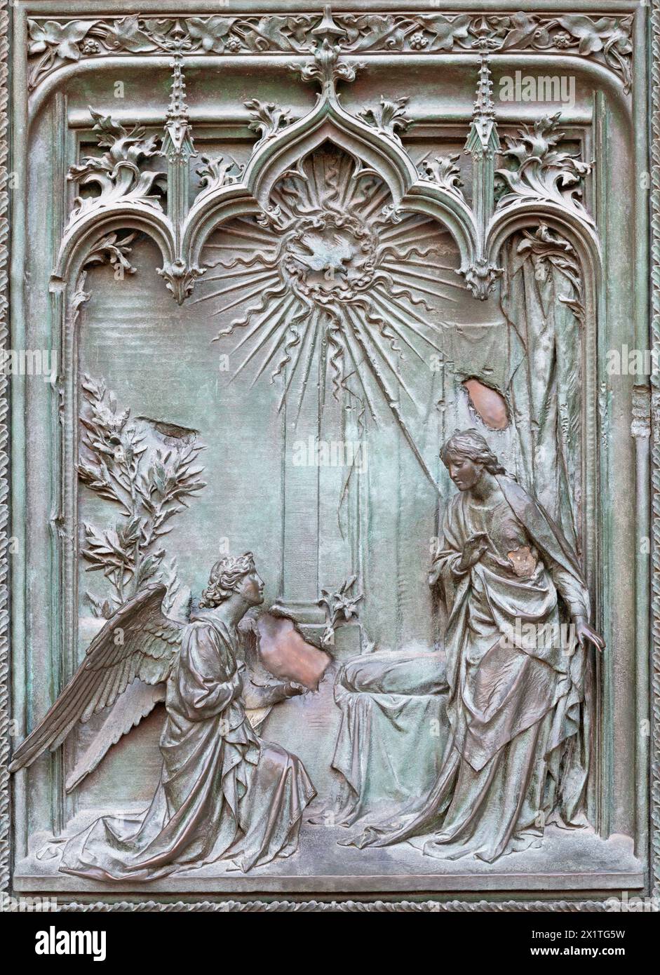 MILANO, ITALIA - 16 SETTEMBRE 2024: Il dettaglio dalla porta principale in bronzo del Duomo - Annunciazione - di Ludovico Pogliaghi (1906). Foto Stock