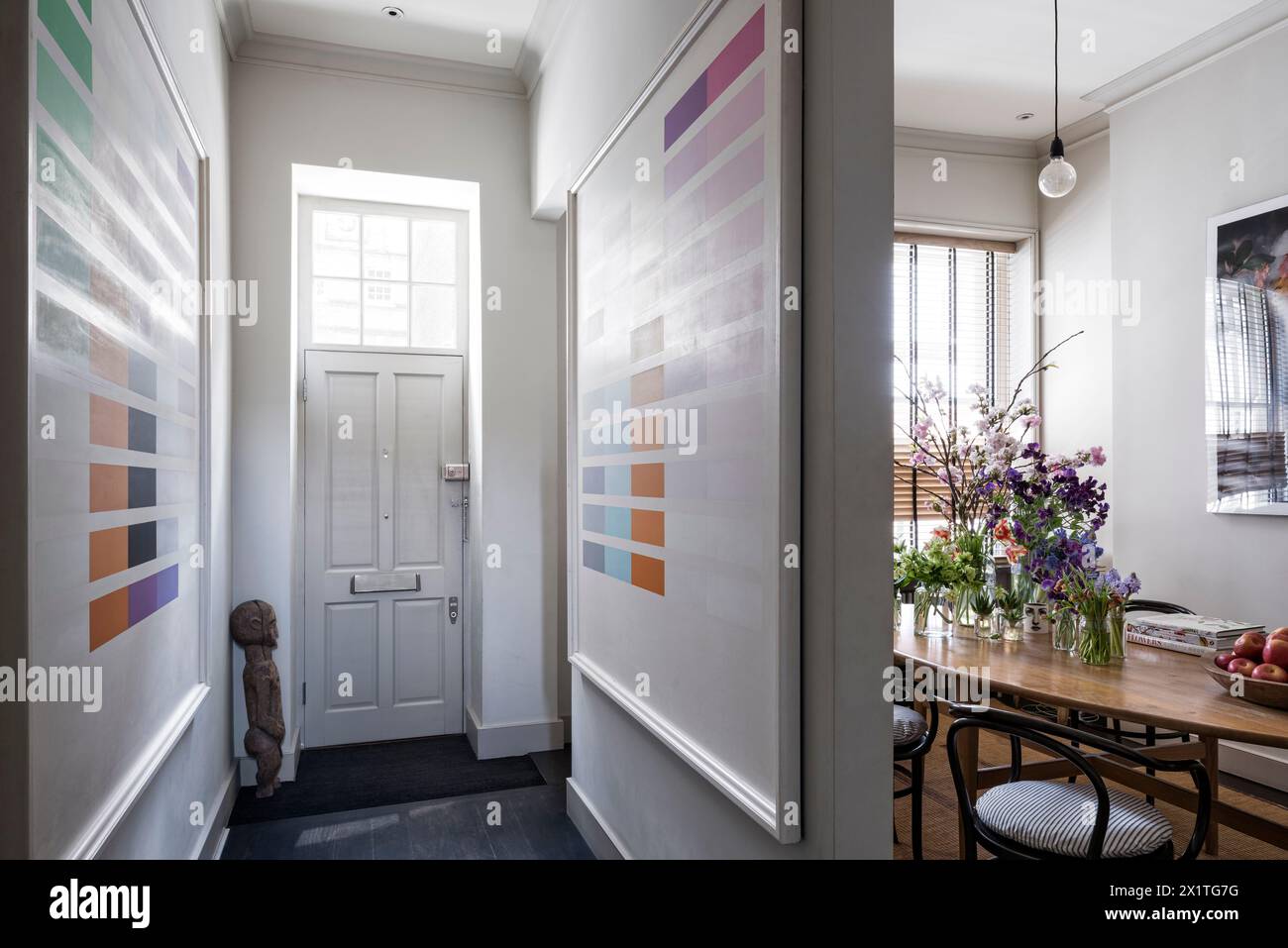 Porta d'ingresso con parete divisoria e barre colorate nella moderna casa di Chelsea, Londra, Regno Unito Foto Stock