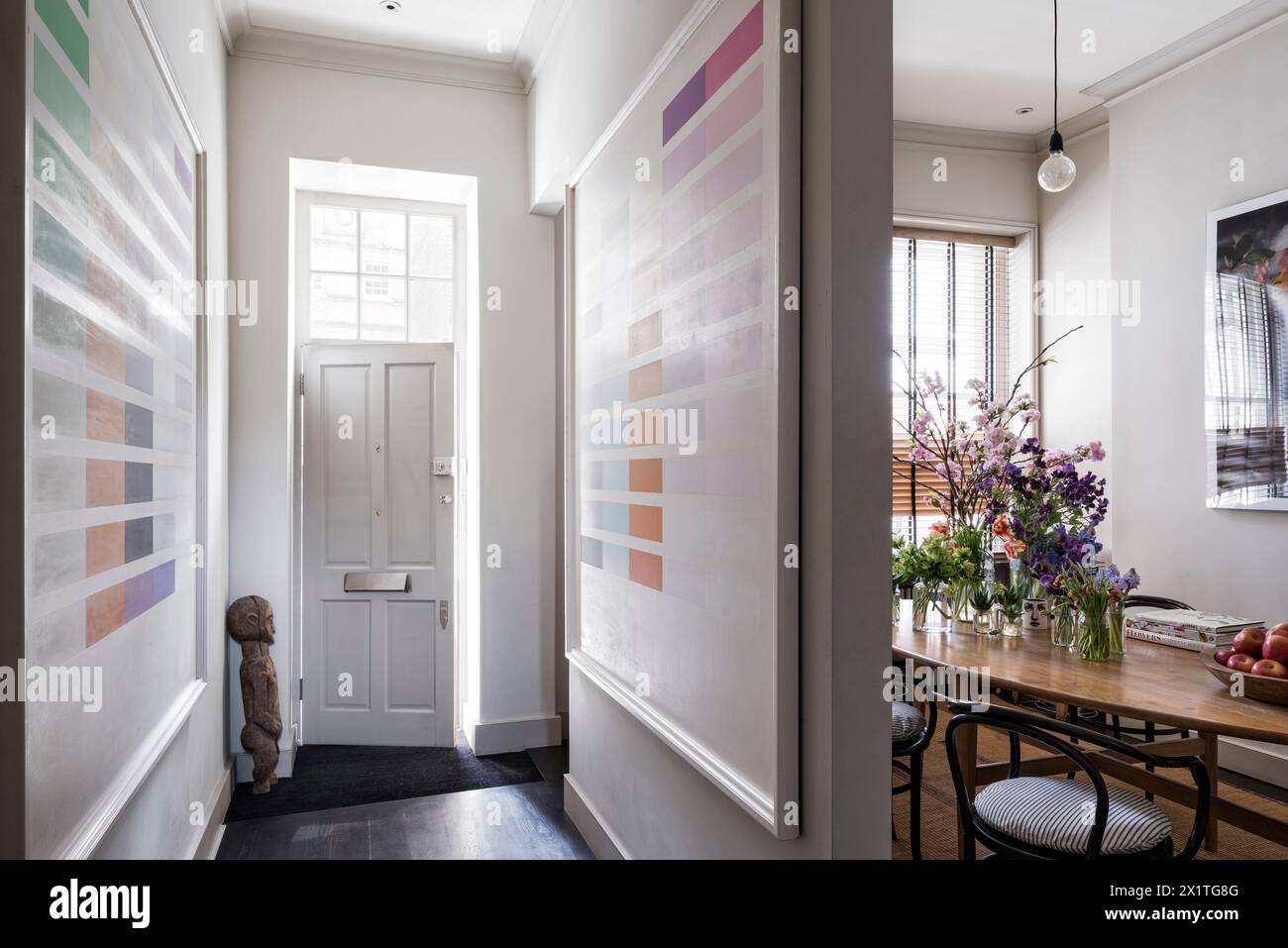 Porta d'ingresso con parete divisoria e barre colorate nella moderna casa di Chelsea, Londra, Regno Unito Foto Stock