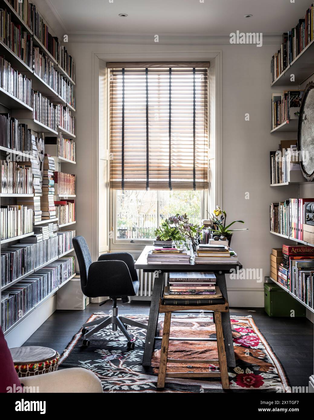 Scrivania e sedia nell'ufficio domestico con scaffalature per libri a Chelsea home, Londra, Regno Unito Foto Stock