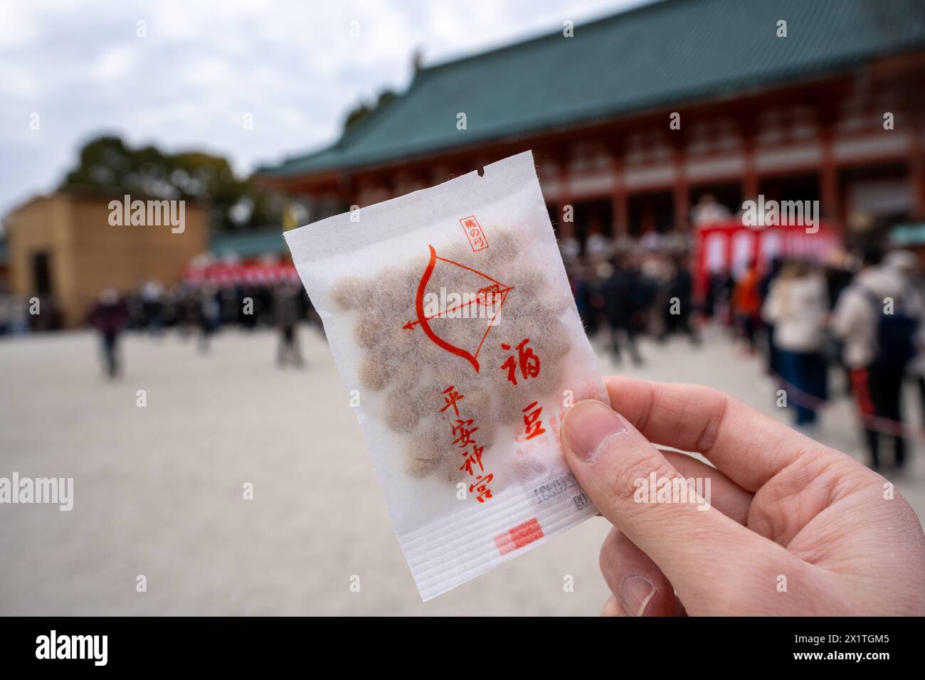Kyoto, Giappone - 3 febbraio 2024: Santuario Heian Jingu Festival Setsubun. I fagioli arrostiti della fortuna "fukumame". Foto Stock