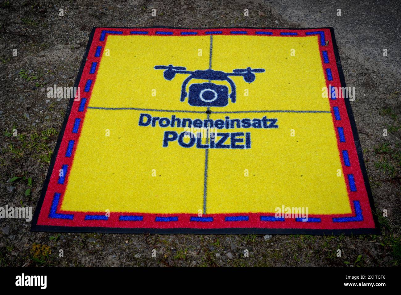 Walsleben, Germania. 17 aprile 2024. Un piccolo tappeto vicino al parcheggio Rosskower Heide sulla superstrada A24 segna il punto in cui un drone della polizia, che può essere utilizzato per misurare la distanza dei camion in movimento, è il decollo e l'atterraggio. Oltre a misurare la distanza, le impostazioni tecniche e le condizioni di autocarri e autobus sono state controllate anche durante una giornata di ispezione a livello nazionale. Credito: Soeren Stache/dpa/Alamy Live News Foto Stock