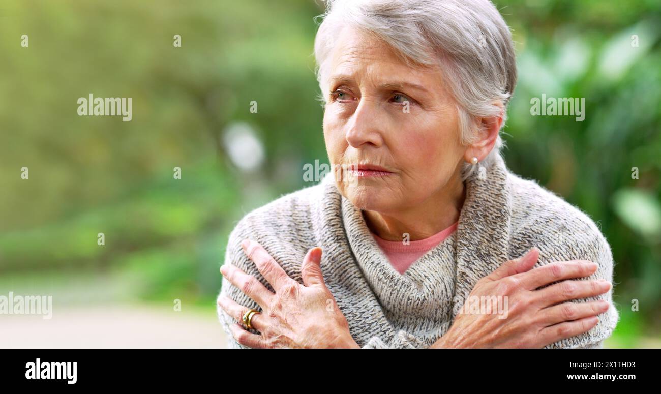 Depressione, viso e donna anziana nel parco all'aperto per lutto, ansia o salute mentale nella casa di riposo. Pianto, memoria e persona anziana con Foto Stock