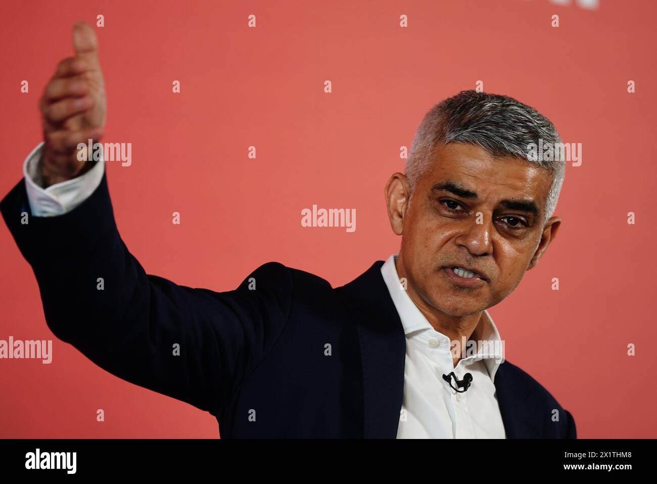Il sindaco di Londra Sadiq Khan fa un annuncio politico, durante un discorso al Design District di Greenwich, Londra, mentre fa campagna per essere rieletto sindaco di Londra il 2 maggio. Data foto: Giovedì 18 aprile 2024. Foto Stock