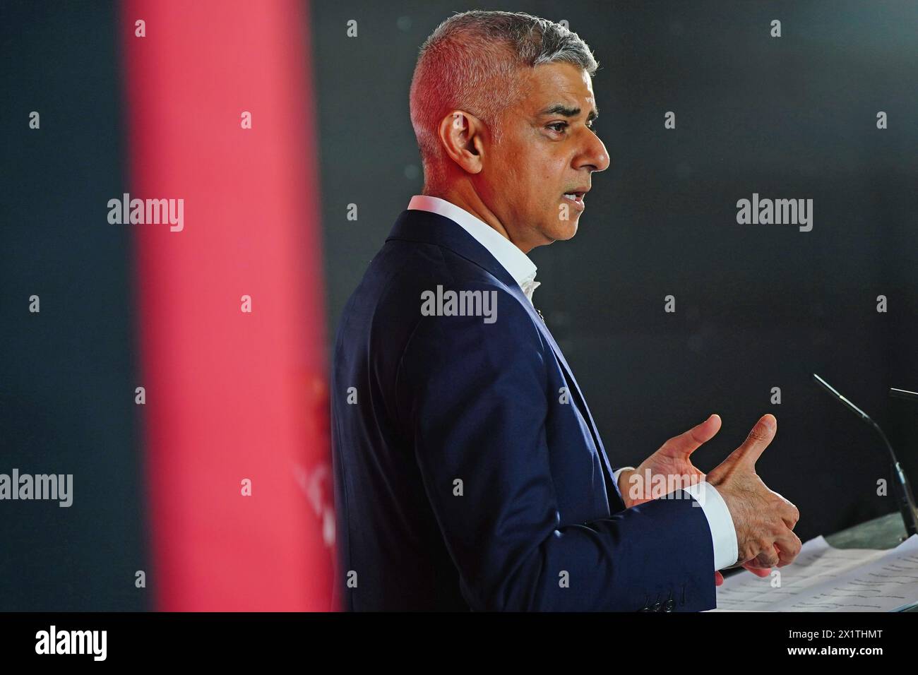 Il sindaco di Londra Sadiq Khan fa un annuncio politico, durante un discorso al Design District di Greenwich, Londra, mentre fa campagna per essere rieletto sindaco di Londra il 2 maggio. Data foto: Giovedì 18 aprile 2024. Foto Stock