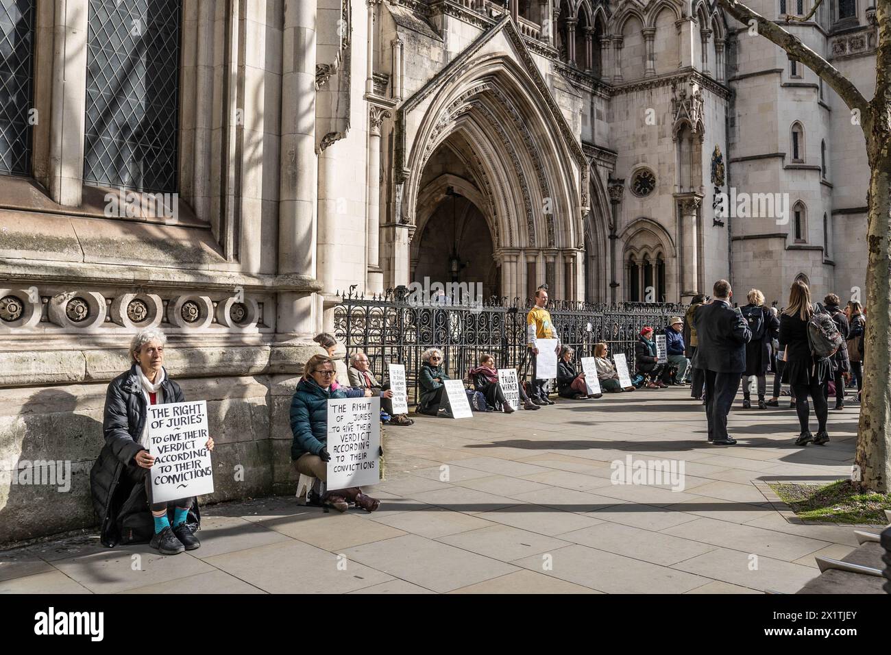 Londra, Inghilterra, Regno Unito. 18 aprile 2024. Royal Court of Justice, Londra, Regno Unito, 18 aprile 2024. I cittadini preoccupati della campagna difendere le nostre giurie si riuniscono alla Royal Court of Justice di Londra con cartelli che citano il codice legale relativo al "diritto dei cittadini ad essere processati da una giuria di pari”, "protezione vitale contro gli abusi di potere dalla Magna carta”. Sostengono Trudy Warner, 68 anni, il primo attivista che l'anno scorso ha tenuto un tale segnale da una corte di giustizia in Inghilterra. Crediti: ZUMA Press, Inc./Alamy Live News Foto Stock