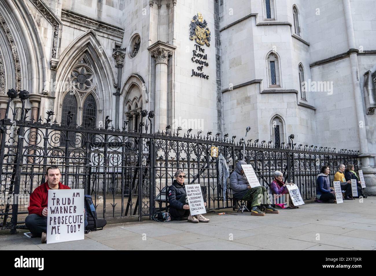 Londra, Inghilterra, Regno Unito. 18 aprile 2024. Royal Court of Justice, Londra, Regno Unito, 18 aprile 2024. I cittadini preoccupati della campagna difendere le nostre giurie si riuniscono alla Royal Court of Justice di Londra con cartelli che citano il codice legale relativo al "diritto dei cittadini ad essere processati da una giuria di pari”, "protezione vitale contro gli abusi di potere dalla Magna carta”. Sostengono Trudy Warner, 68 anni, il primo attivista che l'anno scorso ha tenuto un tale segnale da una corte di giustizia in Inghilterra. Crediti: ZUMA Press, Inc./Alamy Live News Foto Stock