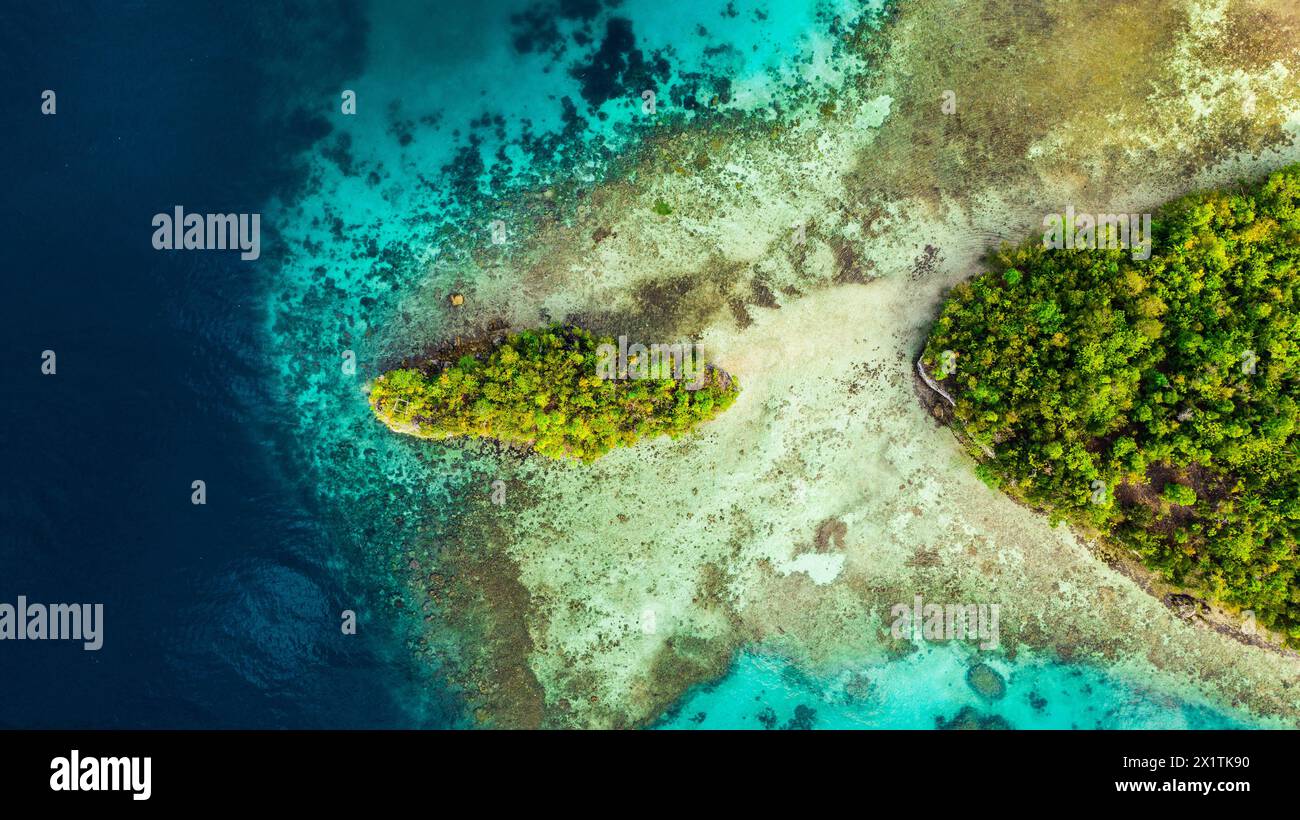 Drone, isola tropicale e oceano all'aperto nella giungla e nella natura viaggiano per l'avventura del pianeta. Vista aerea, Raja Ampat e posizione in Indonesia per Foto Stock