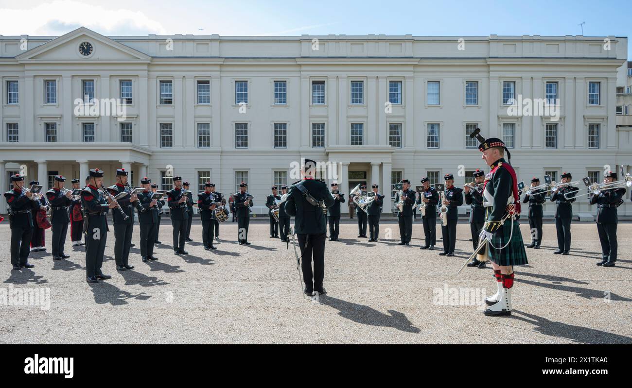 Wellington Barracks, Londra, Regno Unito. 18 aprile 2024. I segnali Gurkha della Regina ricevono il loro "Fit for Role Inspection" per assicurarsi che siano pronti ad assumere funzioni pubbliche cerimoniali di guardia a Buckingham Palace, alla Torre di Londra, a St James Palace e al Castello di Windsor. Sotto la guida della divisione Household, hanno subito rigorose ispezioni e pratiche di perforazione per elevarli agli standard più elevati. Mettono in pratica tutto quello che hanno imparato e provato mentre affrontano il loro "Fit for Role Inspection" nel Wellington Barracks Parade Ground ispezionato dalla Brigata maggiore, aiutante di Londra Foto Stock