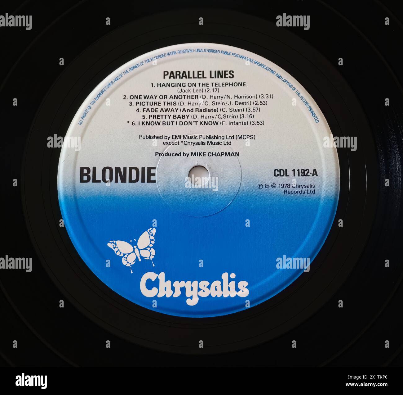 Foto ravvicinata di un'etichetta centrale su una tiratura originale del 1978 di un disco in vinile LP di lunga durata Parallel Lines di Blondie Foto Stock