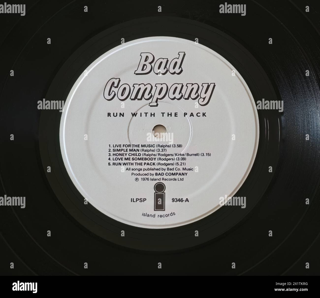 Foto ravvicinata di un'etichetta centrale su una tiratura originale del 1976 di un disco in vinile LP lungo riproduzione Run with the Pack di Bad Company Foto Stock