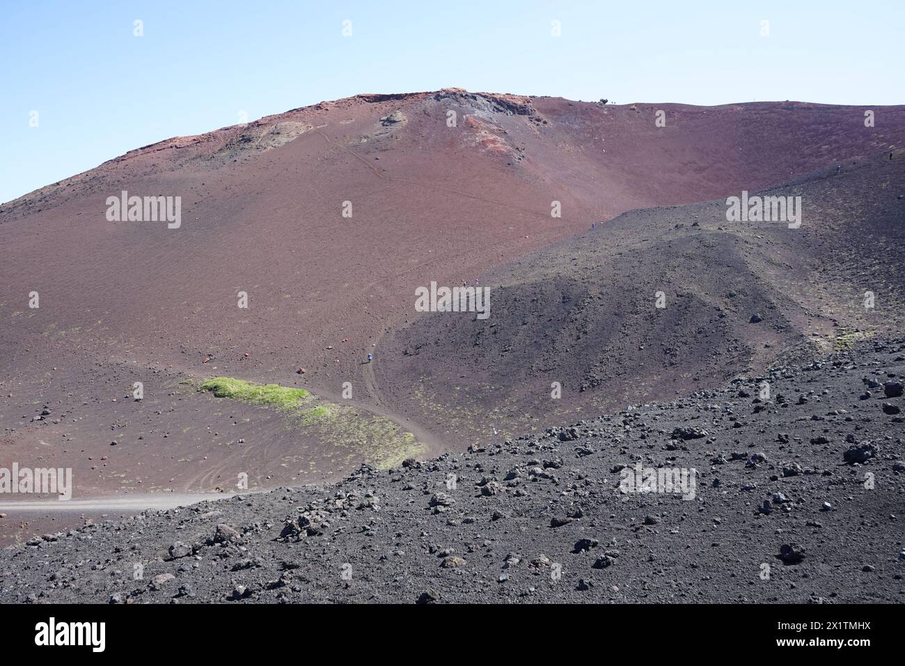 Persone che camminano per vari sentieri per raggiungere la cima del vulcano Eldfell in Islanda Foto Stock