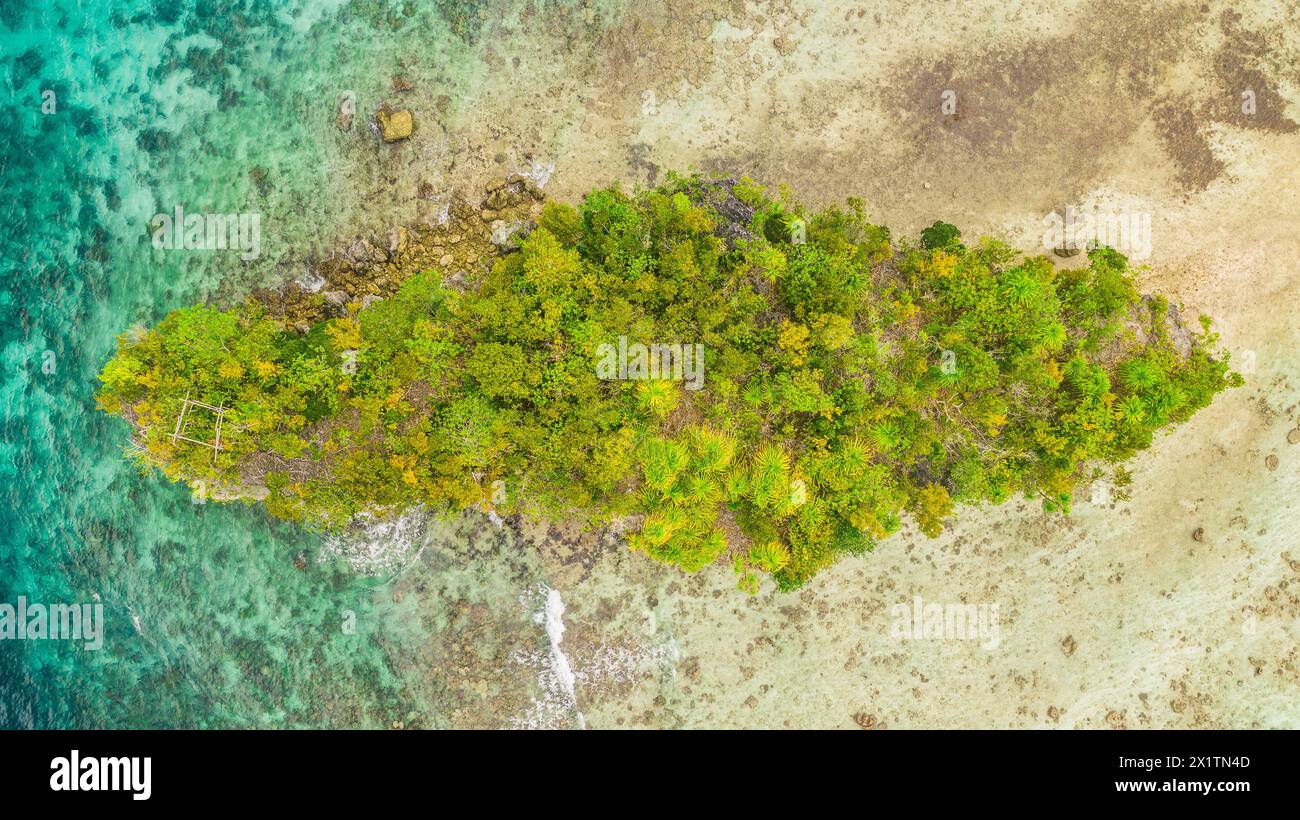 Drone, isola e natura con oceano, sole e Raja Ampat in Indonesia con avventura e viaggio breve. Vacanza, vista aerea e piante con oceano Foto Stock