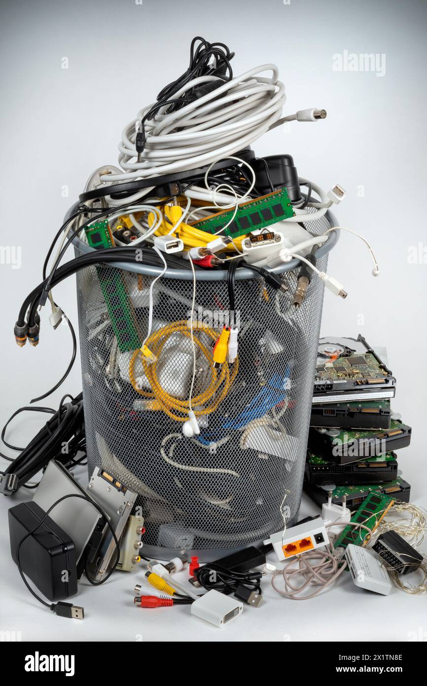 Rifiuti elettronici - tecnologia obsoleta per il riciclaggio Foto Stock