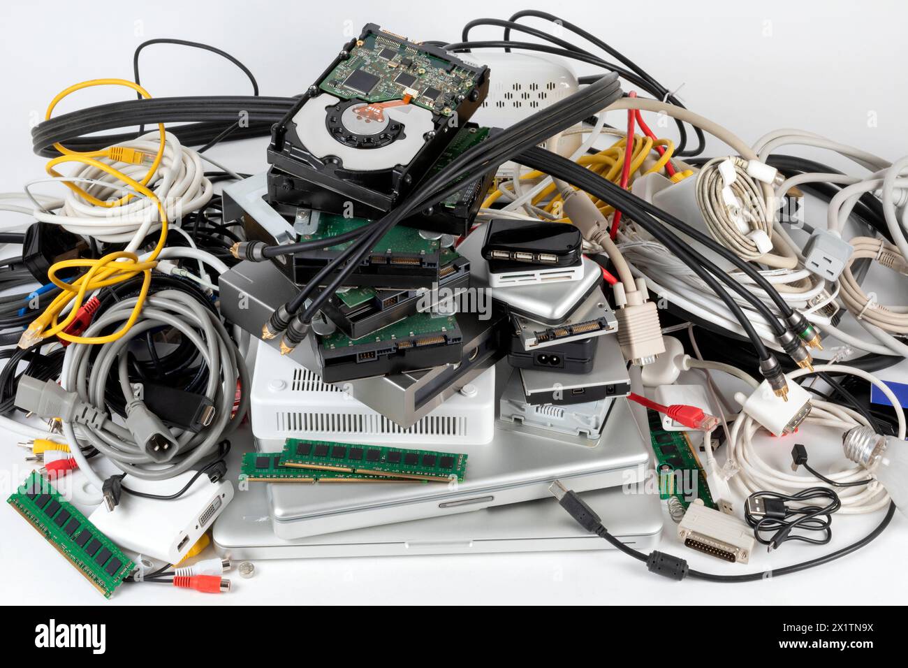 Rifiuti elettronici - tecnologia informatica obsoleta per il riciclaggio Foto Stock