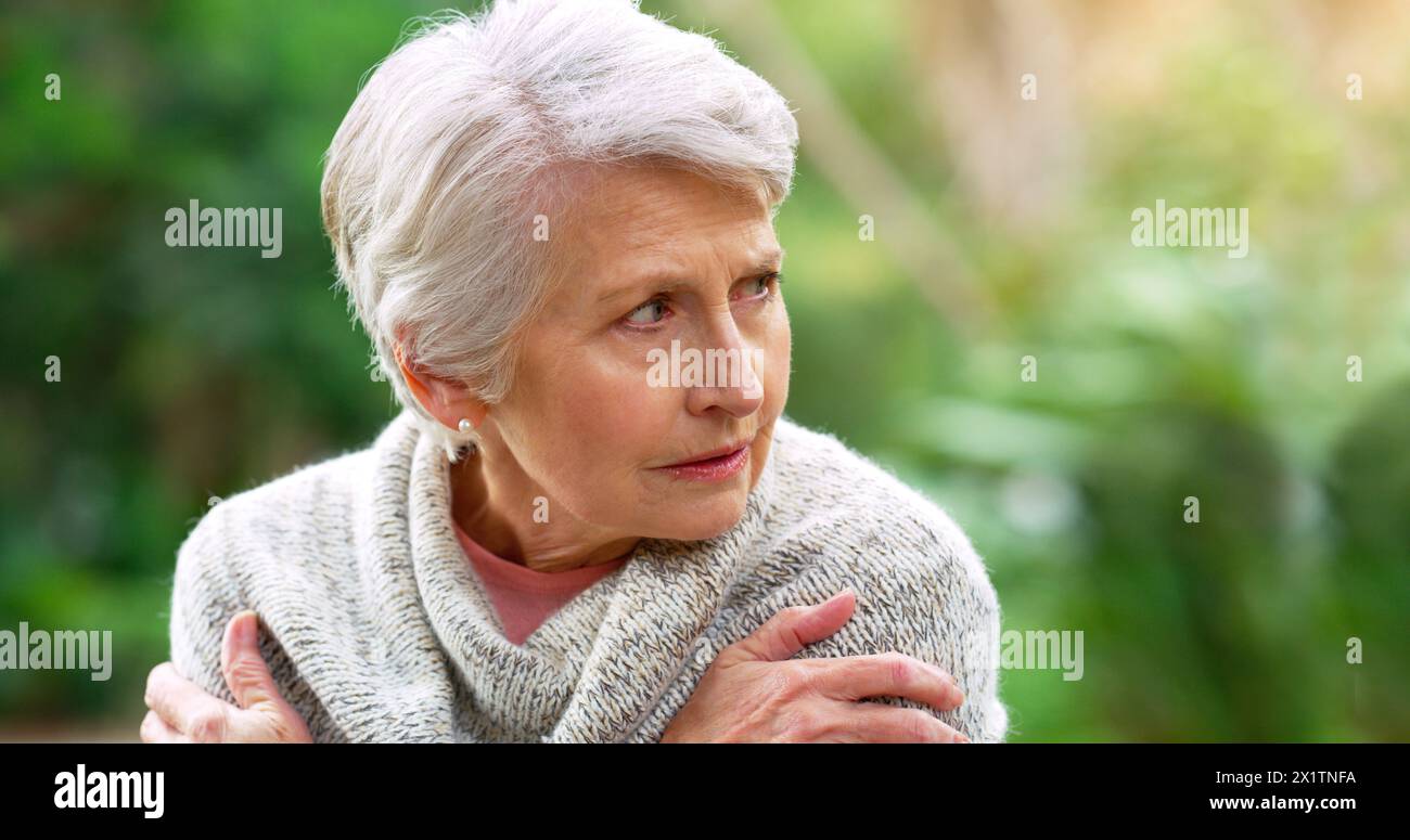 Depressione, triste e donna anziana in parco all'aperto per lutto, ansia o salute mentale in casa di riposo. Pianto, memoria e persona anziana con Foto Stock