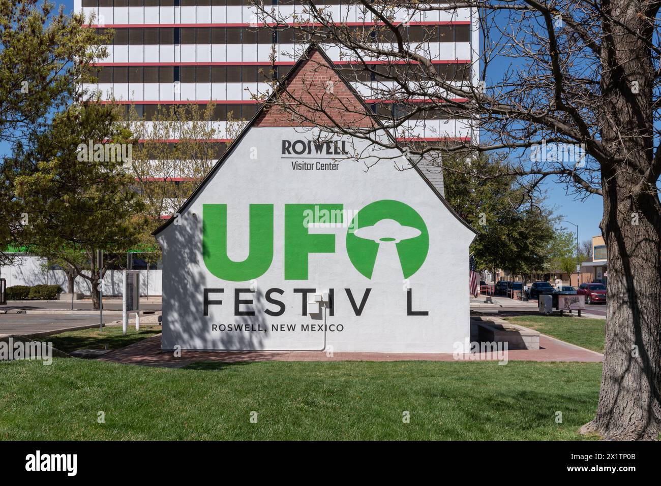 Centro visitatori con pubblicità per l'UFO Festival a Roswell, Chavez County, New Mexico, Stati Uniti. Foto Stock