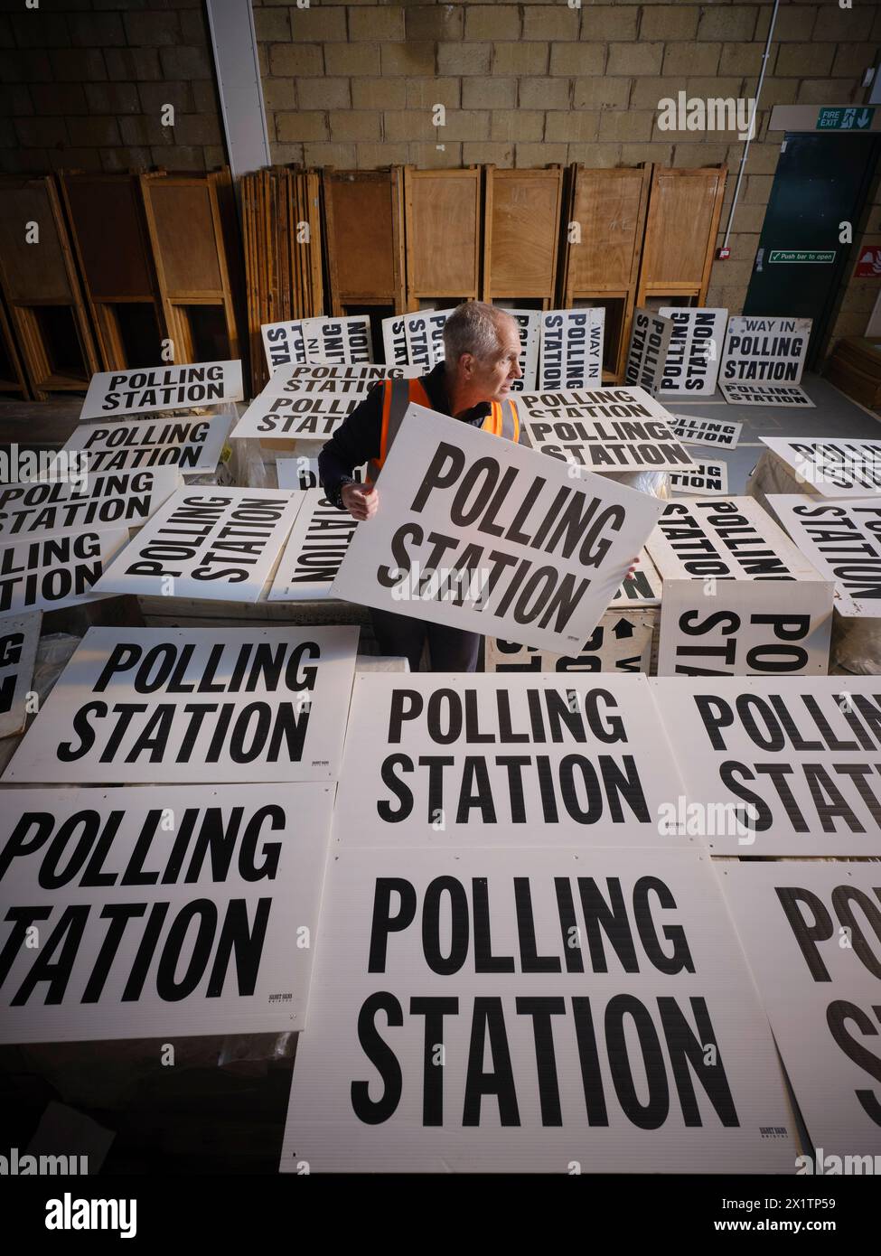 L'ufficiale elettorale per il North Devon Rob Bates smista i cartelli della stazione elettorale in preparazione delle elezioni del governo locale del 2 maggio 2024 Foto Stock