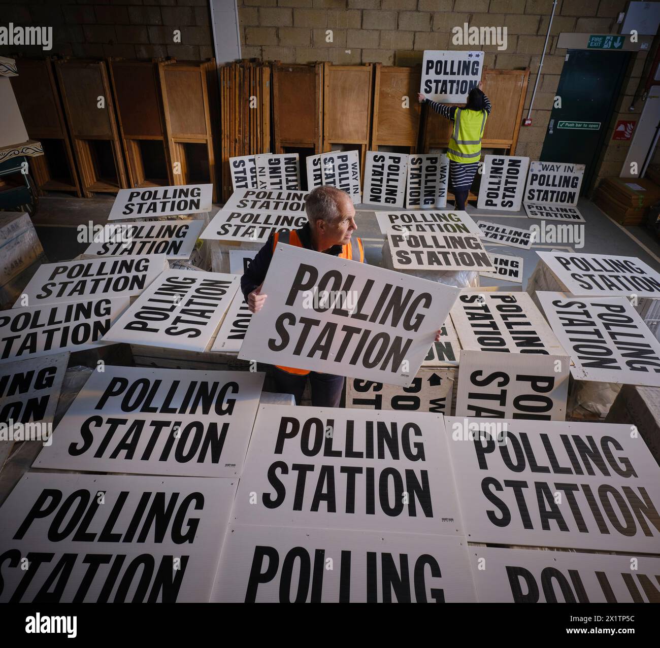 L'ufficiale elettorale per il North Devon Rob Bates smista i cartelli della stazione elettorale in preparazione delle elezioni del governo locale del 2 maggio 2024 Foto Stock
