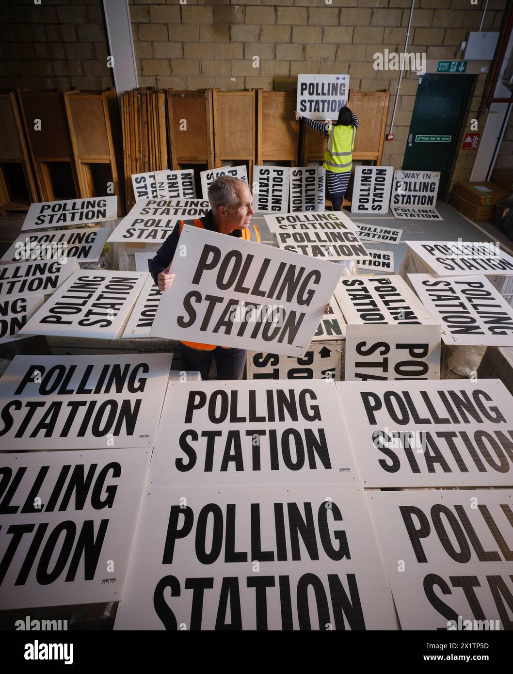 L'ufficiale elettorale per il North Devon Rob Bates smista i cartelli della stazione elettorale in preparazione delle elezioni del governo locale del 2 maggio 2024 Foto Stock