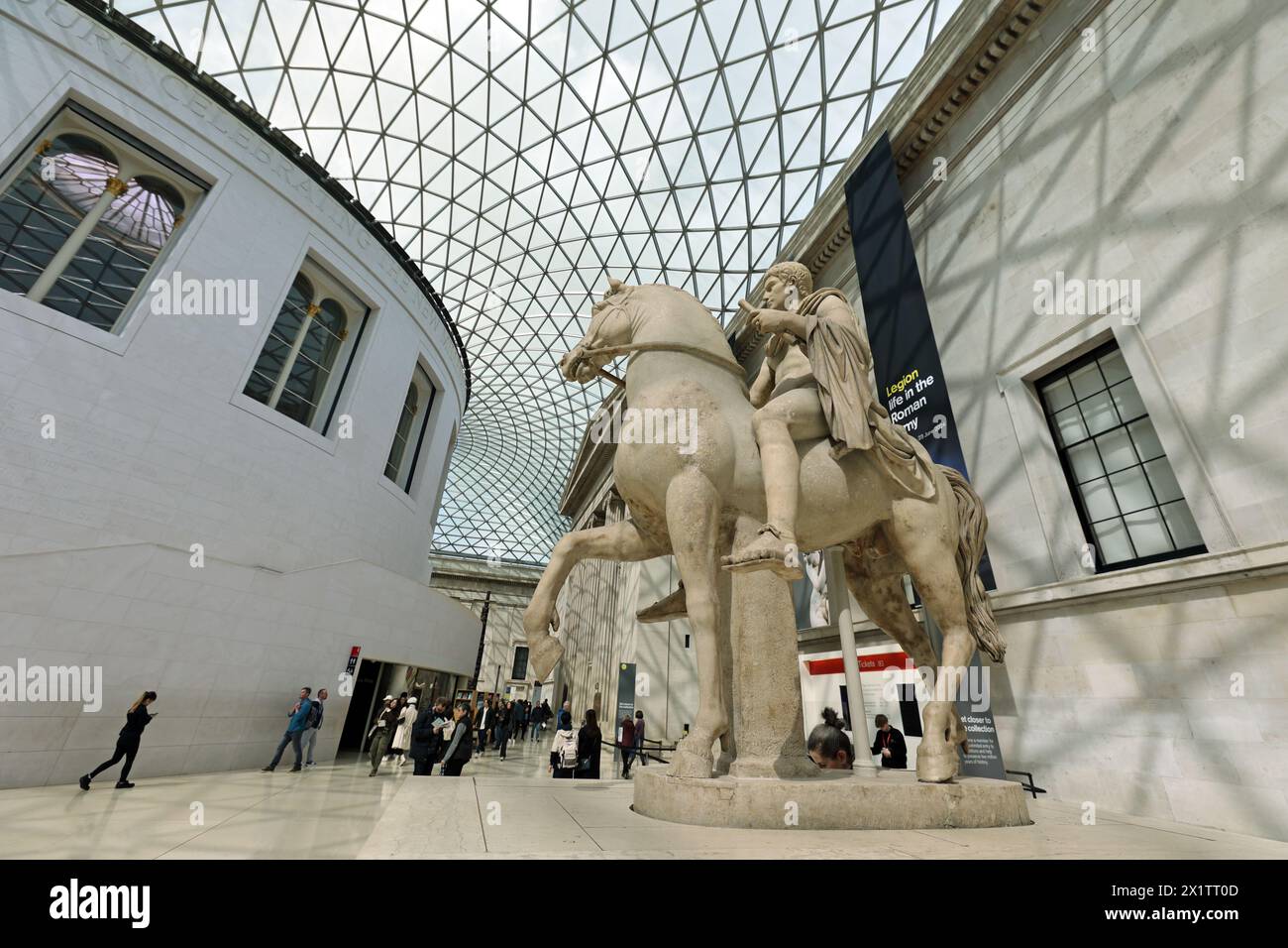 Great Court of the British Museum, Londra, che mostra una statua romana di un giovane a cavallo scolpita in marmo. Foto Stock