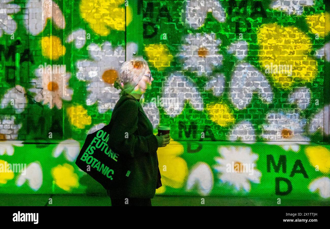 Una donna arriva alla prima mostra di fiori interamente al coperto del Regno Unito, ospitata dalla Royal Horticultural Society al Depot Mayfield, a Manchester, per celebrare il "boom del giardinaggio" che si svolge nelle città. Data foto: Giovedì 18 aprile 2024. Foto Stock